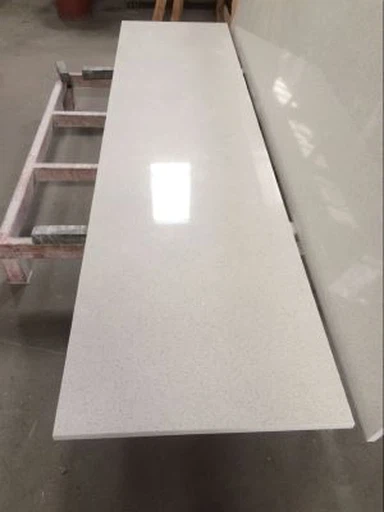 وائٹ کوارٹج ٹیبل سب سے اوپر